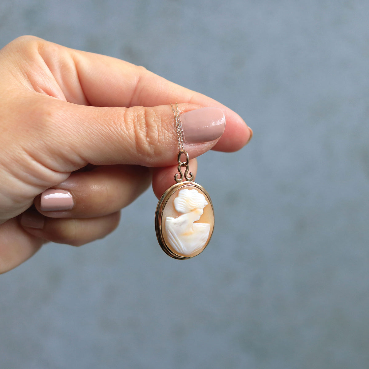 Yellow Gold Shell Cameo Pendant Necklace