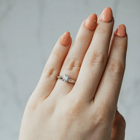 Round Brilliant Diamond and Knife Edge Platinum Ring